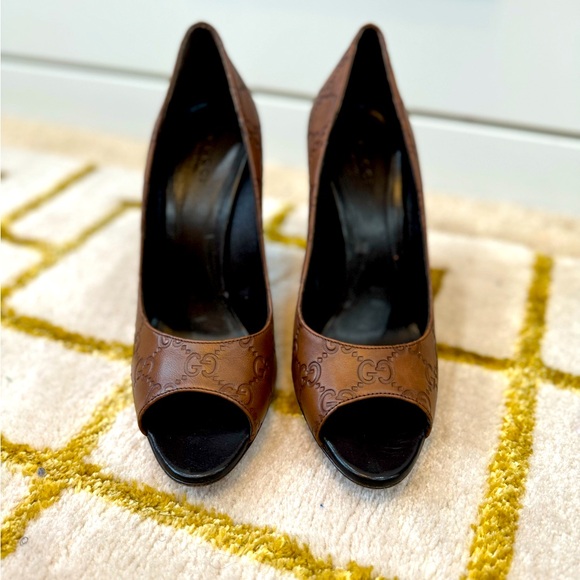 Gucci Brown Leather Embossed Stiletto Heels - Size 39. A minimalist dream. - Picture 4 of 4